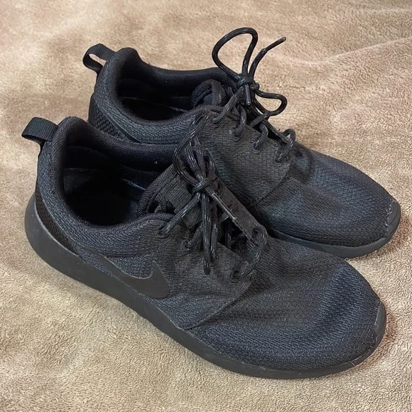 Black Nikes - Picture 4 of 5